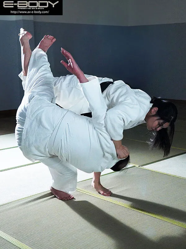Kcup 173cm 関東を覇した黒帯柔道家 大門レヤ AVデビュー（ebwh00350｜E-BODY）のサンプル画像2
