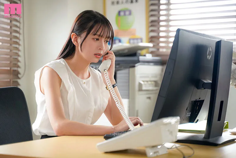 いつも強気な年下の女上司は激ピスされたがりのドMマ●コでした。 お酒に弱い女上司を介抱してベッドに寝かせたあと、無防備な腋チラとパンチラに欲情して襲ってしまうと、俺の絶倫チ○ポを「もっと…」と欲しがり、何度も何度もイキまくっていた― 幸村泉希（mikr00039｜ムーディーズ）のサンプル画像1