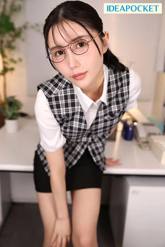 【VR】昼は地味な事務職員、夜はブッ壊れた女王様 軽い気持ちで声を掛けたらロックオン 詰められ、見下され、踏み躙られ… 男の尊厳を奪われ辱められる冷酷淫語調教 藤咲まい（ipvr00375｜アイデアポケット）のサンプル画像2